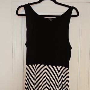 Soprano Black and White Sleeveless Chevron Dress, Sz M, Lightweight, GUC
